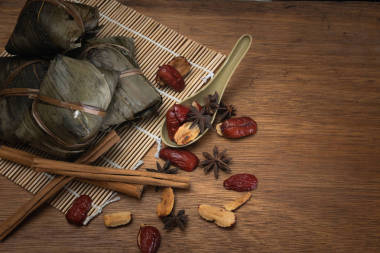 端午節(jié)或餃子節(jié)木桌上竹葉上的粽子或中國傳統(tǒng)粽子