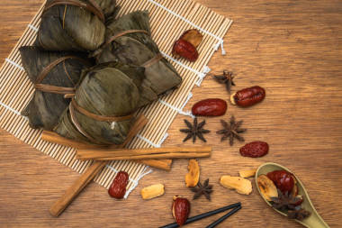 端午節(jié)或餃子節(jié)木桌上竹葉上的粽子或中國(guó)傳統(tǒng)粽子
