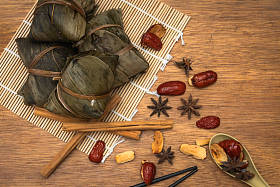 端午节或饺子节木桌上竹叶上的粽子或中国传统粽子