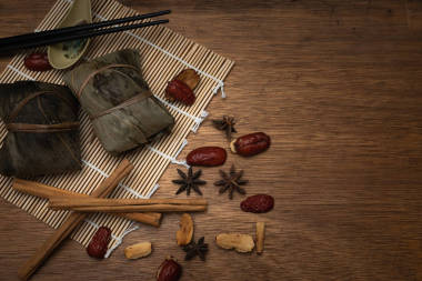 端午節(jié)或餃子節(jié)木桌上竹葉上的粽子或中國傳統(tǒng)粽子