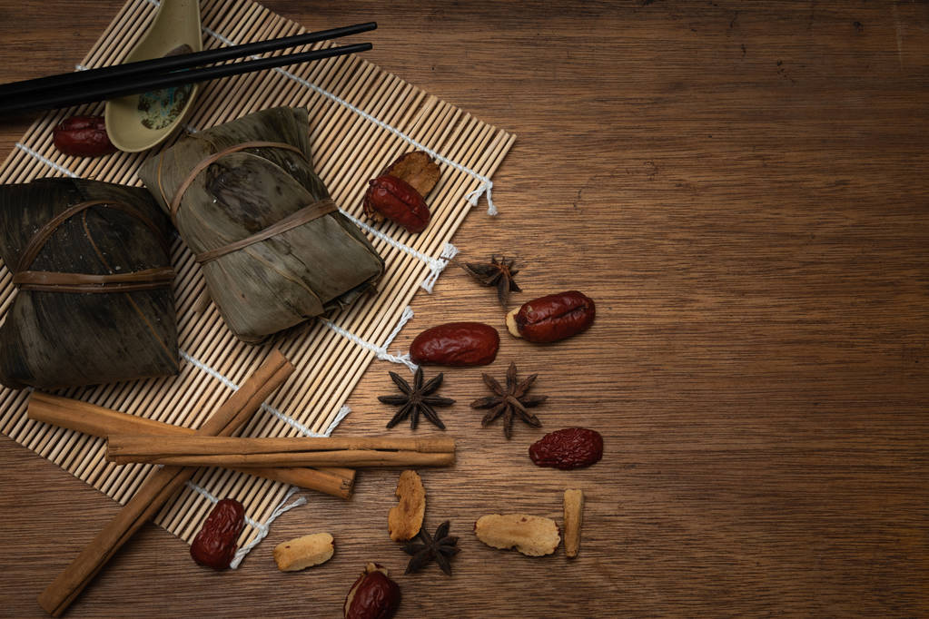 端午节或饺子节木桌上竹叶上的粽子或中国传统粽子 端午节或饺子节木桌上竹叶上的粽子或中国传统粽子