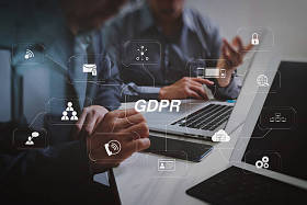 Gdpr. 具有网络安全和隐私虚拟图的数据保护规则。商务团队会议。摄影专业投资者工作新开工项目。财务任务。数码平板对接键盘笔记本电脑