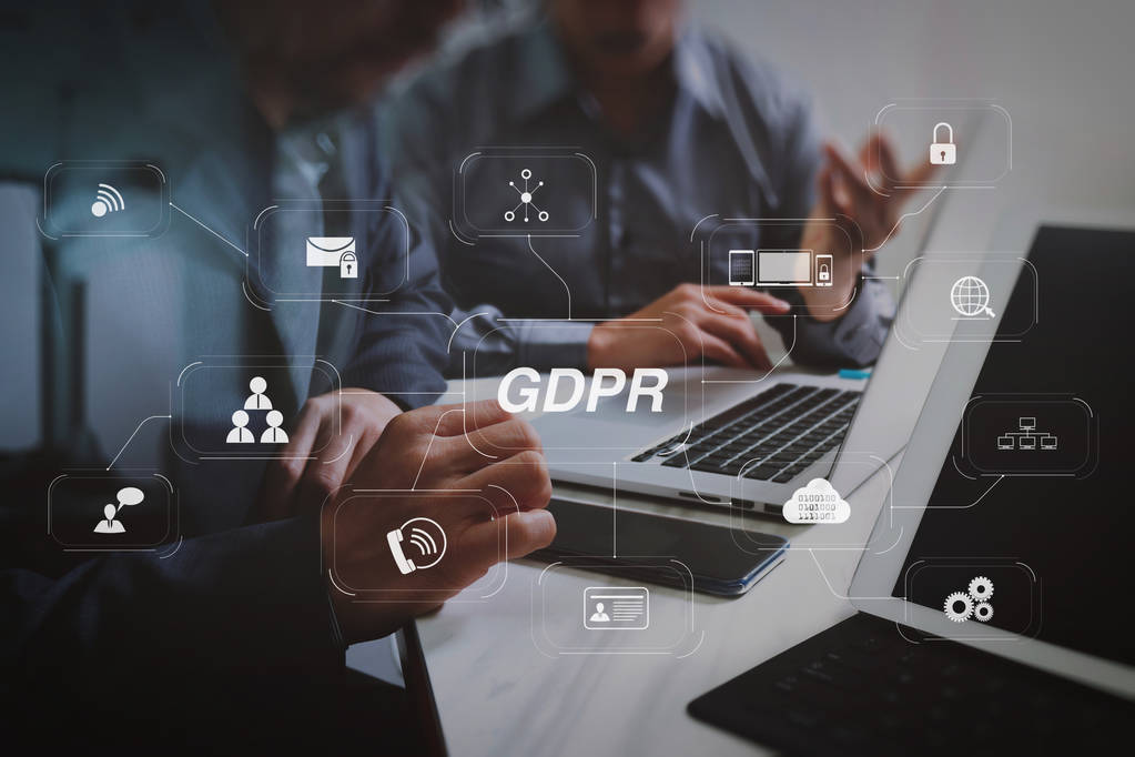 Gdpr. 具有网络安全和隐私虚拟图的数据保护规则。商务团队会议。摄影专业投资者工作新开工项目。财务任务。数码平板对接键盘笔记本电脑