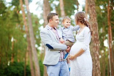 在夏天公園的一個兒子在一起的家庭