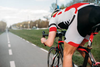 男騎自行車的頭盔和運(yùn)動(dòng)服騎腳踏車, 后視圖 