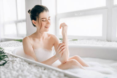 沐浴的年輕婦女與泡沫摩擦身體, 豪華浴室內(nèi)飾 