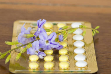 口服避孕藥婦女為誰(shuí)沒(méi)有寶寶吃生避孕藥用紫色的花朵