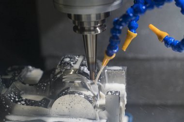 加工精密零件的數(shù)控加工中心圖片