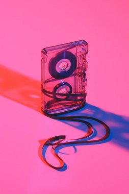 在粉红色背景下关闭复古音频磁带和磁带的视图 在粉红色背景下关闭复古音频磁带和磁带的视图