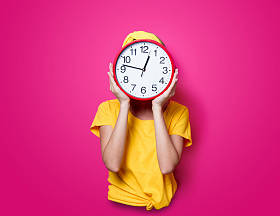 穿黄色 t恤的女孩小黑板