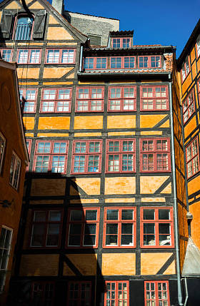 丹麦哥本哈根城市景观与明亮的建筑