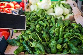 关闭绿色辣椒, 韭菜, 西红柿和空白招牌的看法