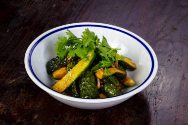 腌制的绿色黄瓜服务香菜图片