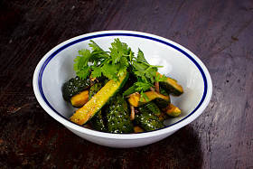 腌制的绿色黄瓜服务香菜图片