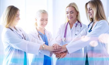 医生和护士在一个医疗团队堆叠的手