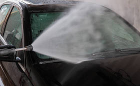 洗车。使用高压水清洗车