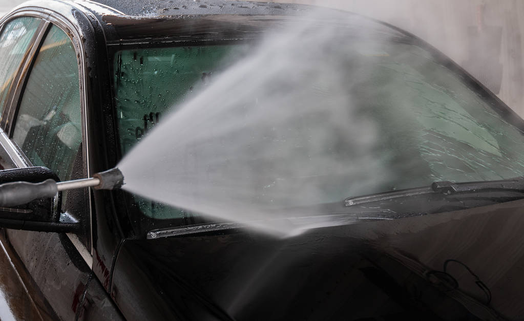 洗车。使用高压水清洗车