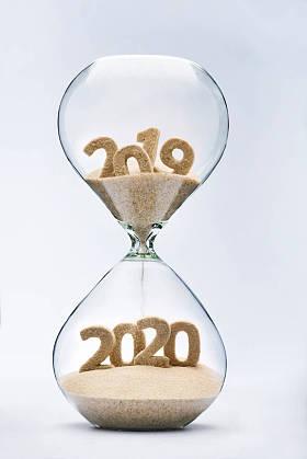 2020新年概念与沙漏下落的沙子采取形状的2020