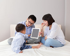 使用 tablet pc 的幸福家庭