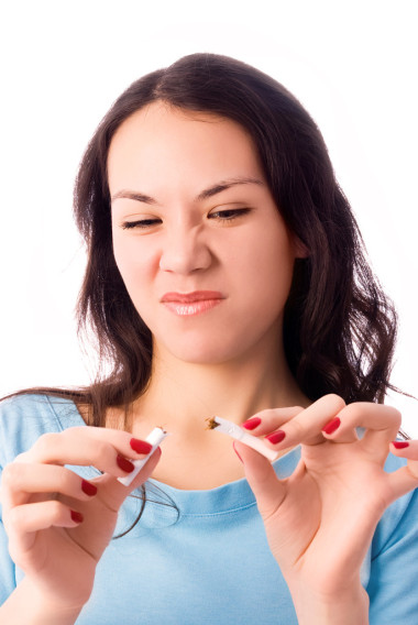 女人打碎了一支煙