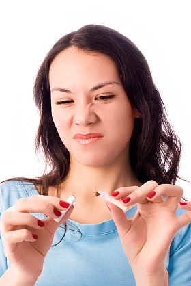 女人打碎了一支烟