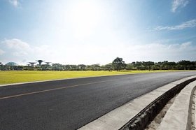 空沥青路与风景