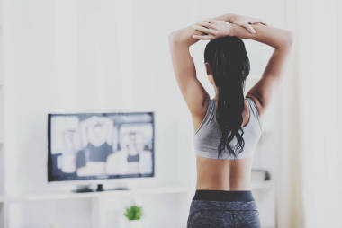 女青年做家務(wù)練習(xí)的后視圖