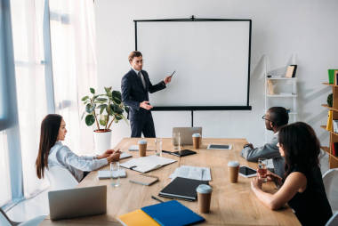 多文化商務(wù)人士在辦公室舉行商務(wù)會(huì)議