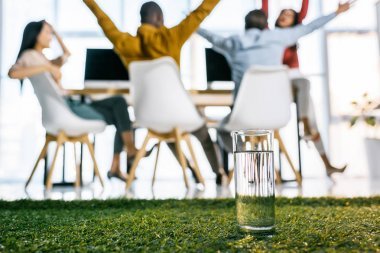 水玻璃的選擇性聚焦與多民族商務(wù)人士坐在辦公室的桌子上