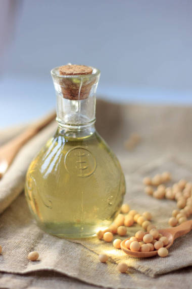 天然和有機(jī)大豆油與它周圍的大豆豆