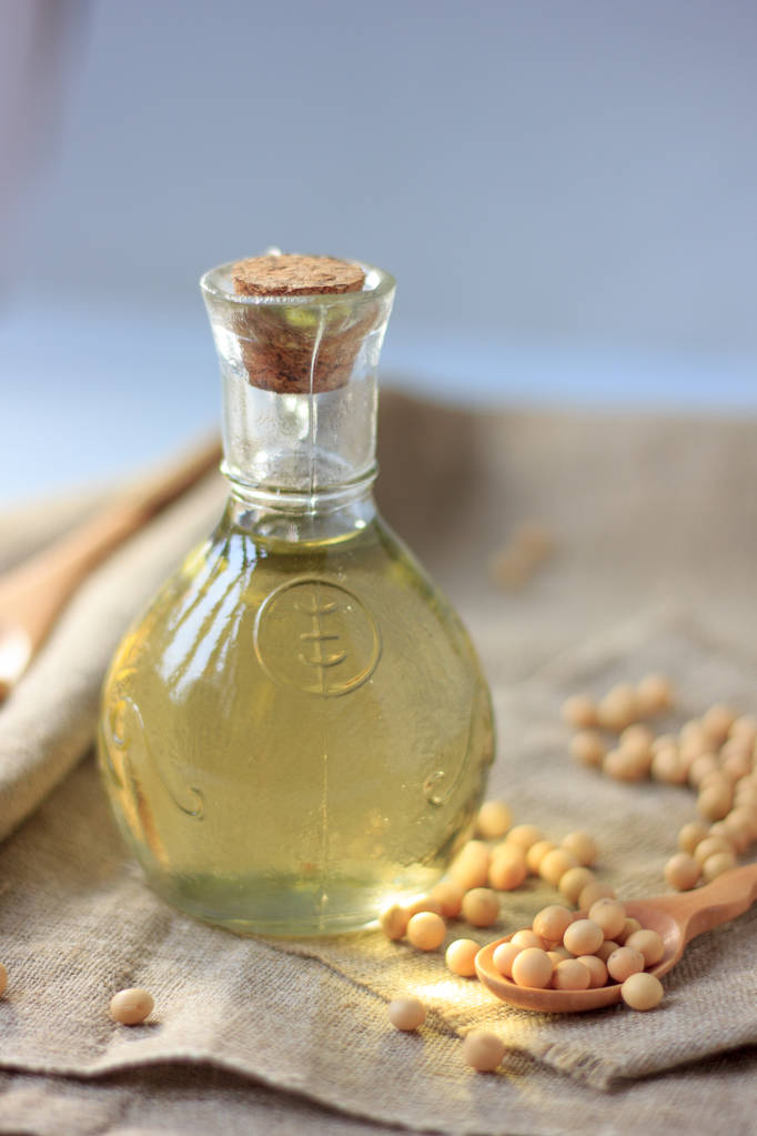 天然和有机大豆油与它周围的大豆豆