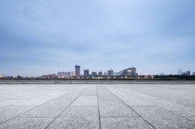 空地与现代城市天际图片