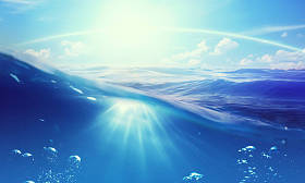 阳光反射在海面上