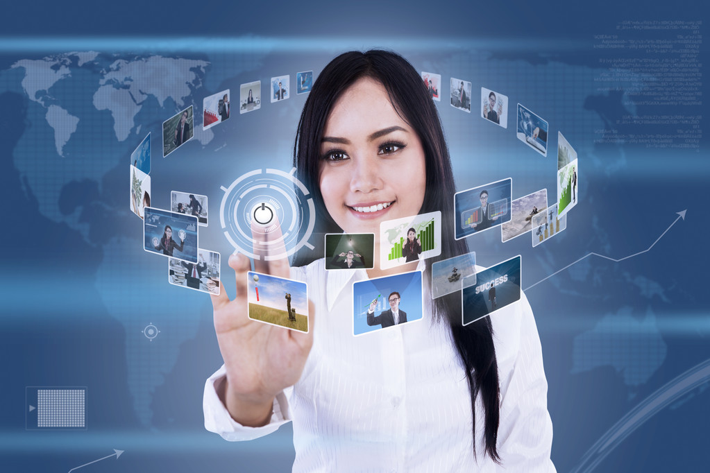 美丽的女人在数码照片上单击 美丽的女人在数码照片上单击