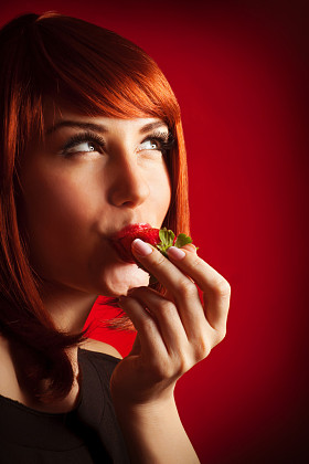 性感的夫人咬草莓照片