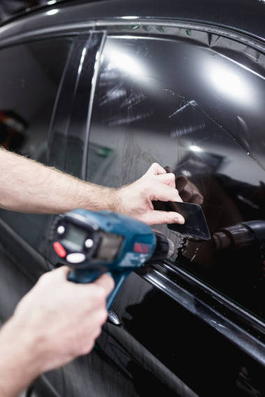 專家做窗口著色在汽車