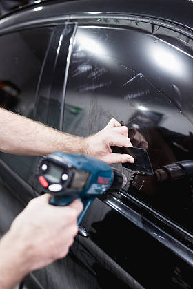 专家做窗口着色在汽车