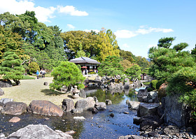 日式池塘的花园