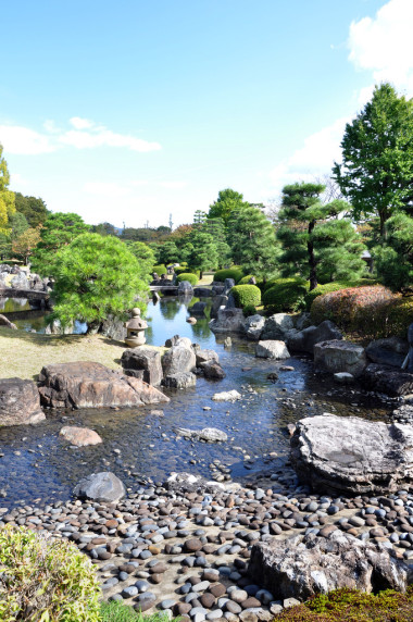 池塘中的二條城的日本風格的花園