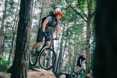 活躍的年輕試驗(yàn)騎自行車在美麗的森林