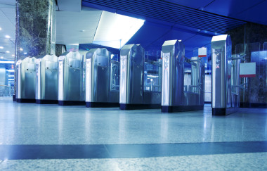 地鐵站上旋轉(zhuǎn)柵門圖片