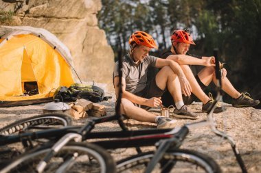 小試騎自行車在戶外野營吃罐裝食