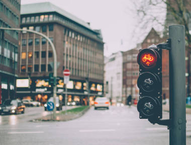 红色交通灯为自行车 (自行车)。背景模糊的城市景观。汉堡, 德国