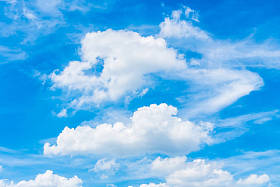 美丽的白色云，蓝蓝的天空背景上