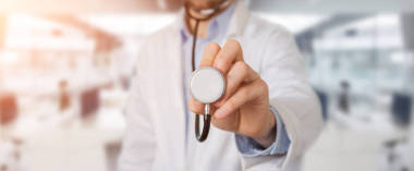 醫(yī)院使用聽診器的模糊背景醫(yī)生