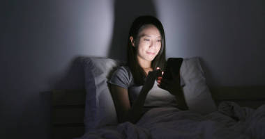 女人在家里使用手机