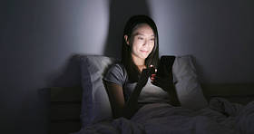 女人在家里使用手机