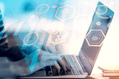 手使用筆記本電腦與發(fā)光的外匯圖表在模糊的背景。金融和貿(mào)易概念。雙重曝光