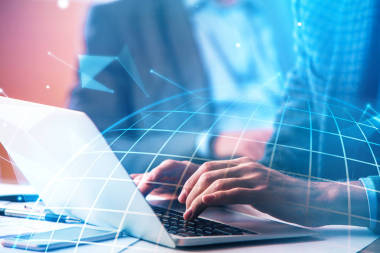 手使用具有抽象多邊形地球儀的筆記本電腦。技術(shù)和全球商業(yè)理念。雙重曝光 