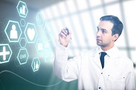 聚焦欧洲男性医生与发光界面在模糊的内部。医学, 科学和仪表板概念。双重曝光